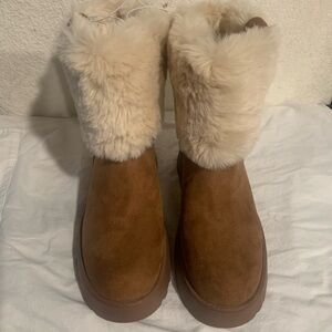 Brown Ankle Boots with Cream Fur Lining and Suede Material